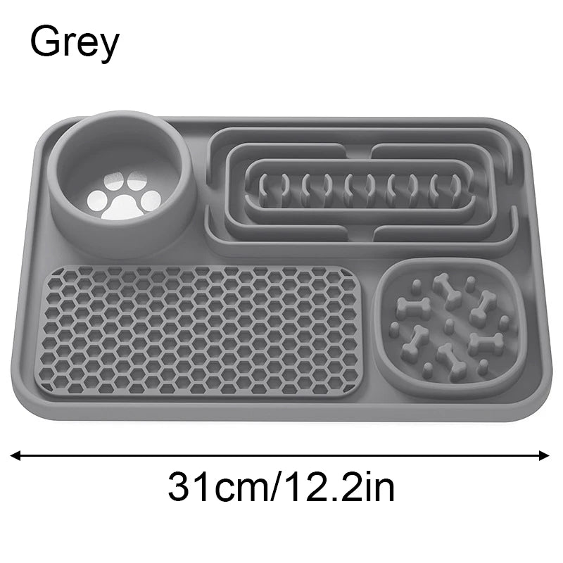 Silicone pet lick mat with suction cup from I YAN, designed for dogs and cats to slow feed and reduce bath anxiety.