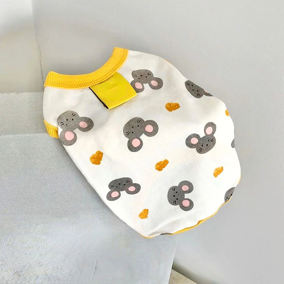 Cute Pomeranian puppy wearing I YAN summer vest with bear print and cartoon teddy design, available in XS-XL size.