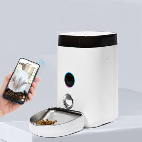 I YAN smart automatic pet feeder with 3.6L and 6L capacity, featuring app control for feeding dogs and cats.