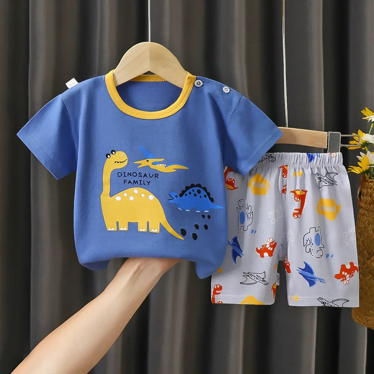 Children's summer T-shirt and shorts set by I YAN for boys and girls, cotton short-sleeve top with matching shorts, toddler clothing.