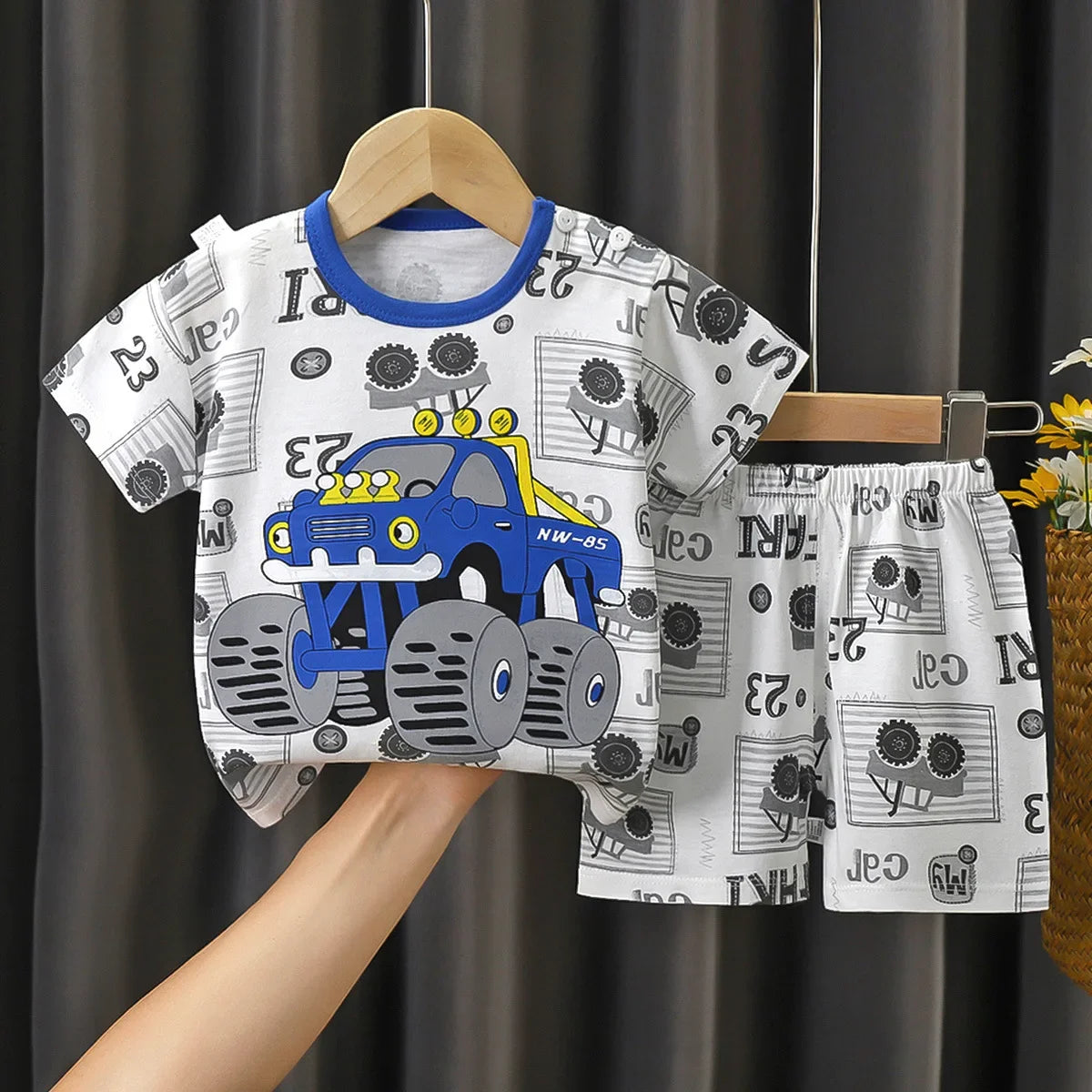 Children's summer T-shirt and shorts set by I YAN, featuring cotton short-sleeve top and matching shorts for boys and girls.
