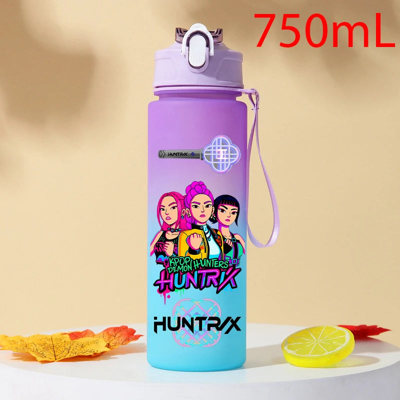 I YAN Demon Hunters 750ml plastic water bottle with warrior design, ideal for fans of KPop HUNTRX drinkware and gourd-shaped bottles.