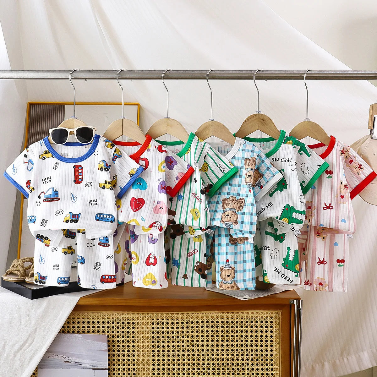 Children's summer clothing set by I YAN with short sleeve T-shirts, shorts, and cotton fabric for boys and girls.