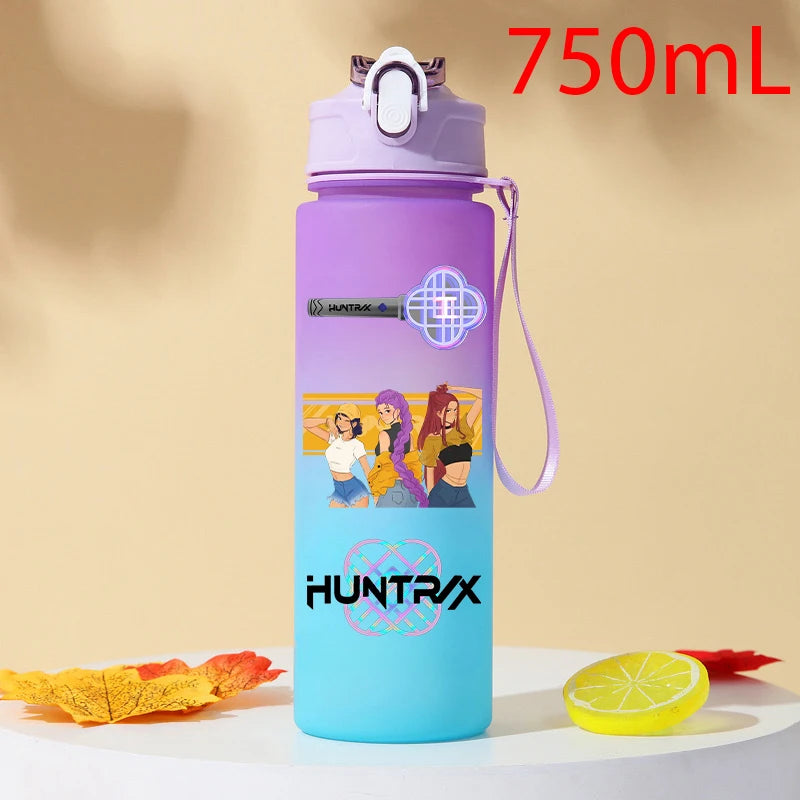 I YAN Demon Hunters 750ml plastic water bottle with graphic design, featuring warrior-themed artwork and a durable gourd shape.