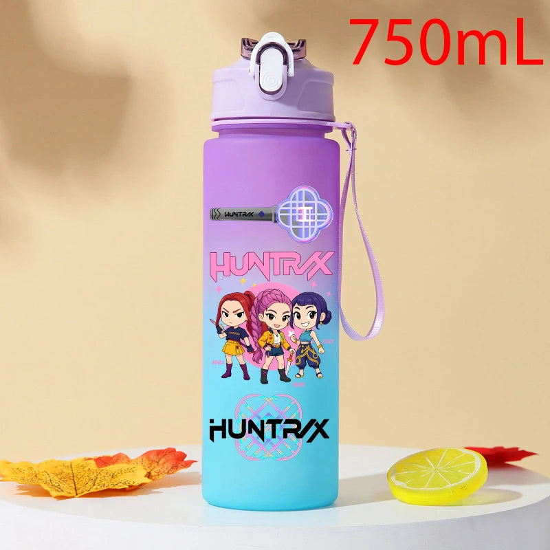 I YAN Demon Hunters 750ml plastic water bottle featuring KPop HUNTRX design and warrior gourd motif, suitable for fans and drinkware use.