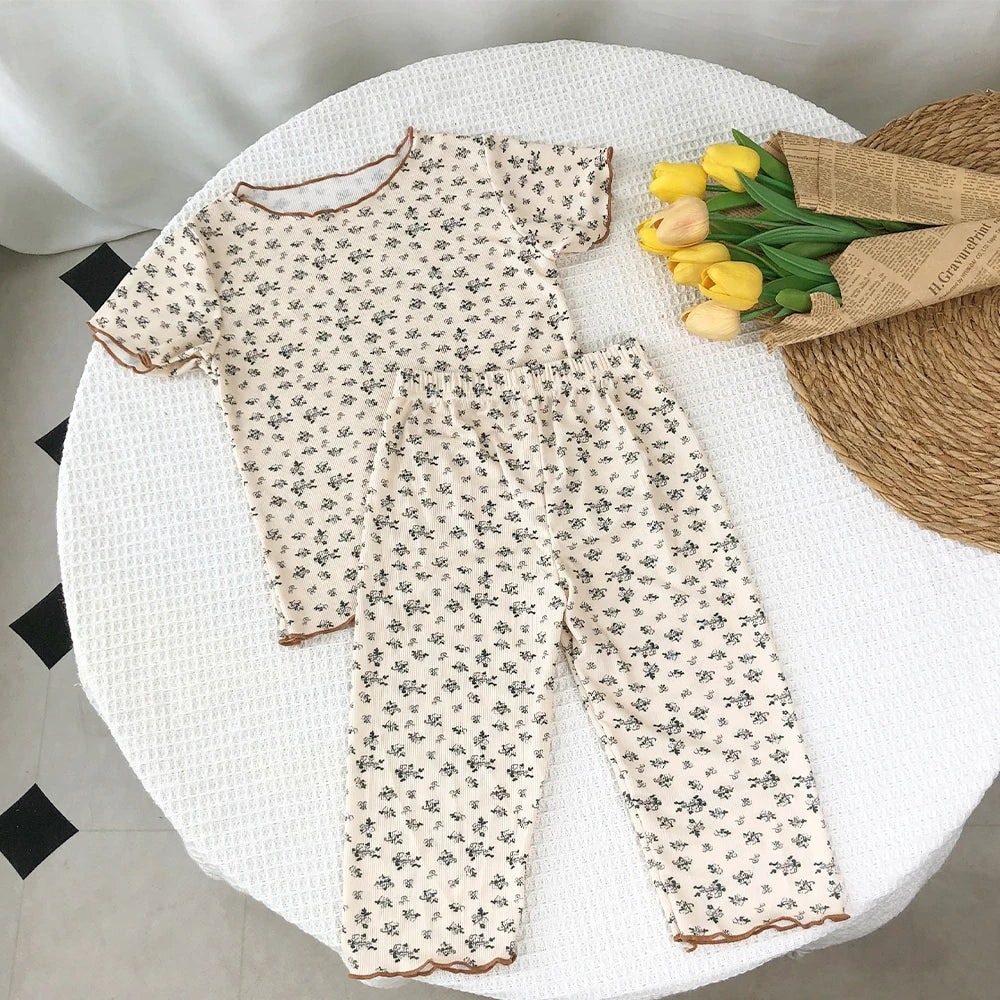 Kids' I YAN summer fashion set with flower-printed short sleeve T-shirt and matching pants, casual home wear for children.