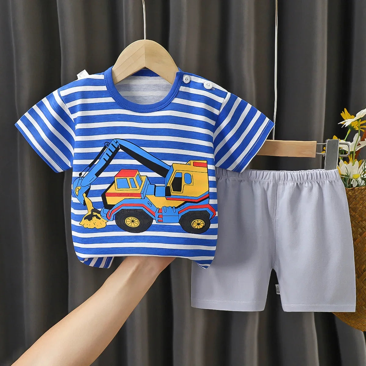 Two-piece children's summer clothing set by I YAN featuring a cotton short-sleeve T-shirt and shorts for boys and girls.