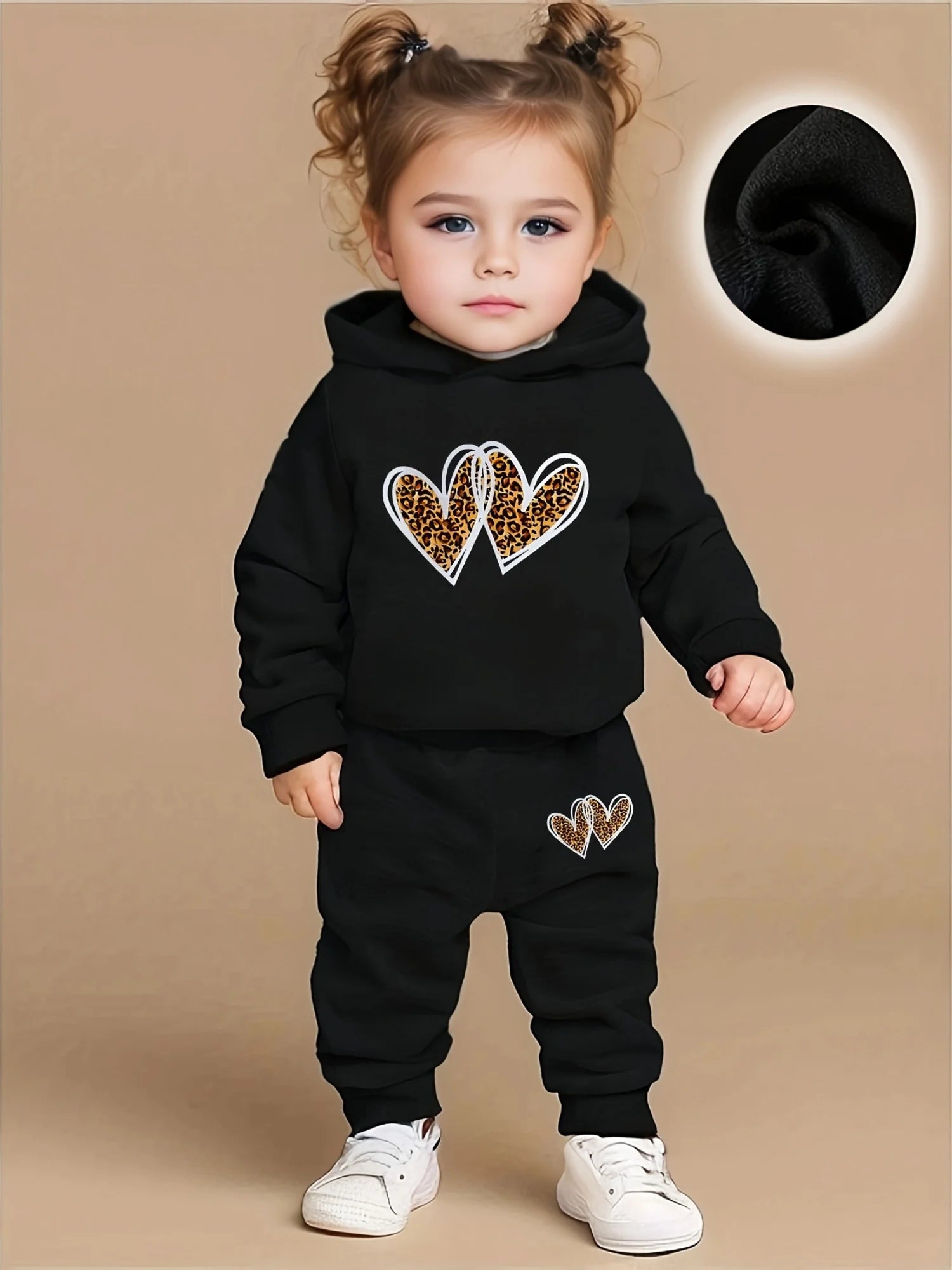A two-piece set of heart-shaped printed fleece hoodie and long pants for newborns and baby girls in autumn and winter