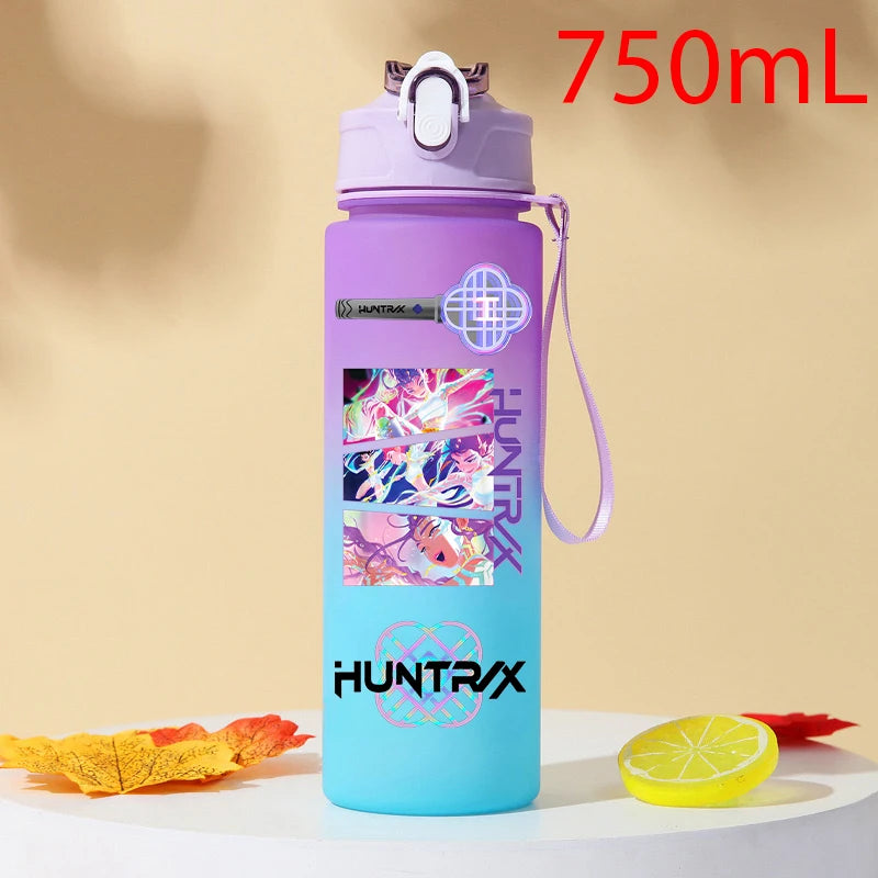 I YAN Demon Hunters 750ml plastic water bottle featuring KPop HUNTRX design, ideal for fans and outdoor use.