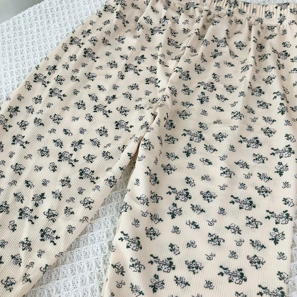 I YAN kids' summer 2-piece T-shirt and pants set with floral print, short sleeves, and round neckline for casual home wear.