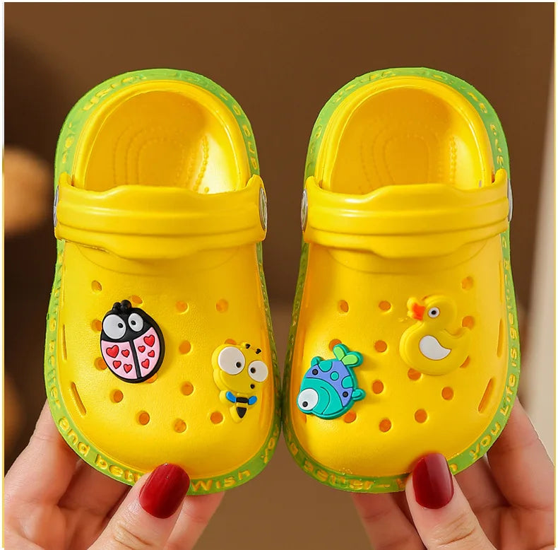 Children's flip flops for girls in summer indoor soft soled anti slip cartoon toe hole shoes for small and medium-sized babies