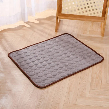 Pet Summer Cooling Gel Mat by I YAN, portable scratch-resistant cooling pad for dogs and cats, designed to keep pets comfortable in warm weather.