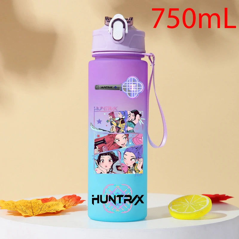 I YAN Demon Hunters 750ml plastic water bottle with warrior design, ideal for K-pop fans and outdoor drinking.