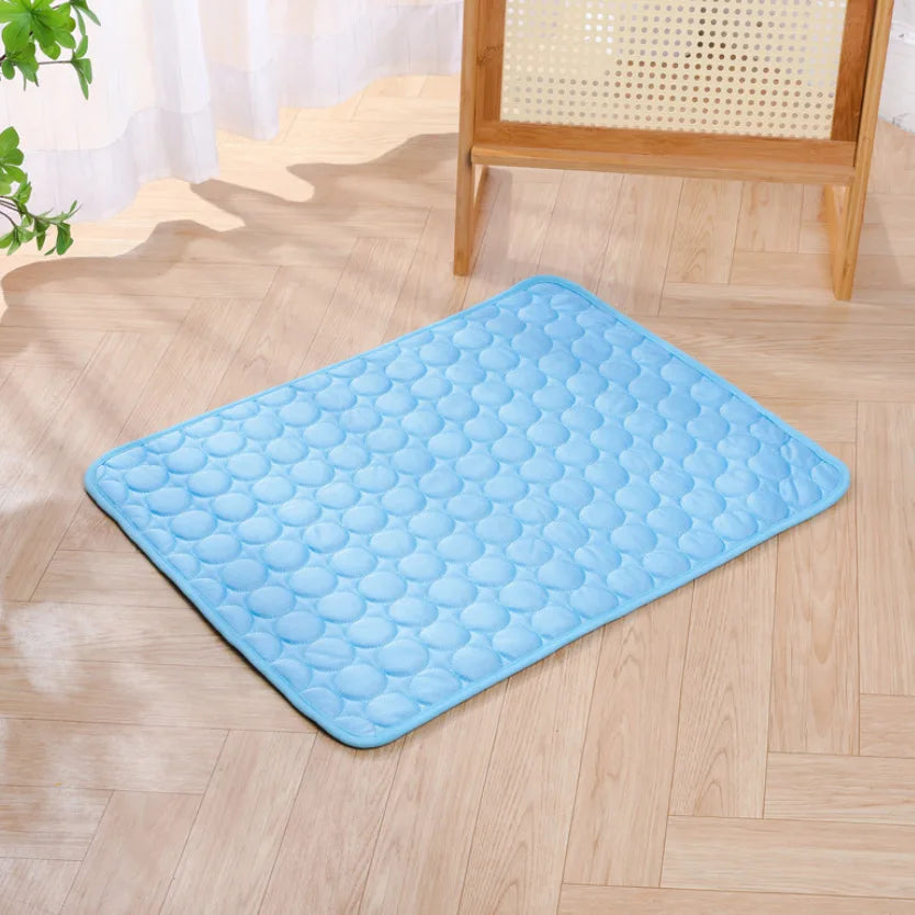Portable I YAN Pet Summer Cooling Gel Mat for dogs and cats, scratch-resistant cooling pad to keep pets comfortable.