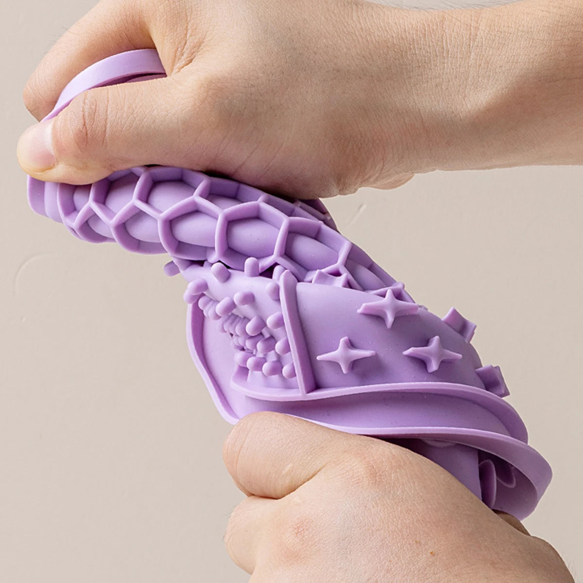 Silicone pet lick mat with suction cup from I YAN, designed as a slow feed bowl pad to prevent choking for dogs and cats.