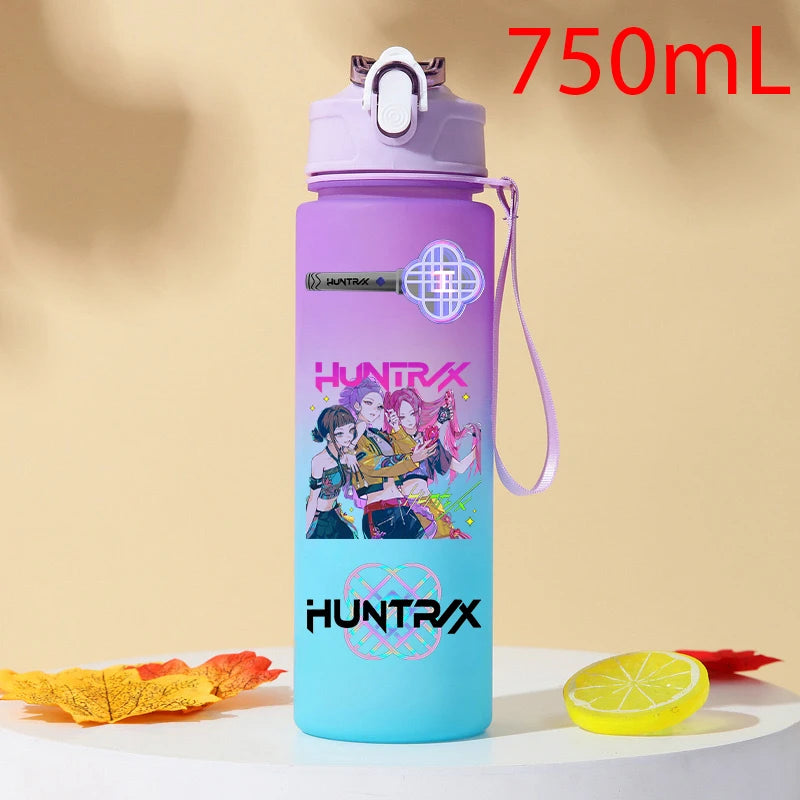 I YAN Demon Hunters 750ml plastic water bottle with a warrior gourd design, ideal for K-pop fans and drinkware enthusiasts.
