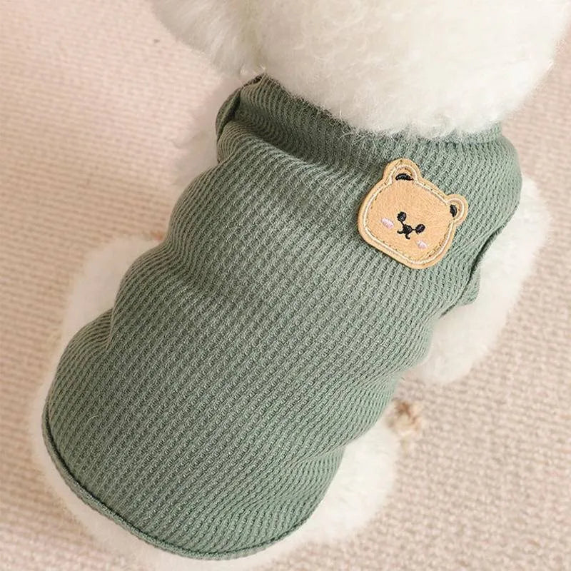 I YAN dog and cat vest made of breathable polyester fabric in four colors, sweat-resistant, easy to clean, and fun to wear.