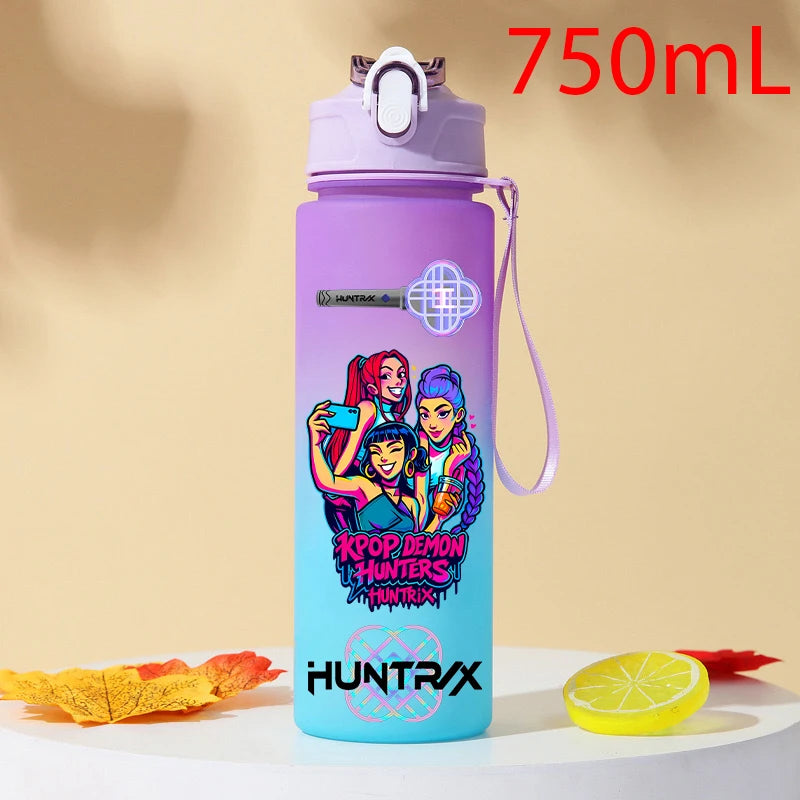I YAN Demon Hunters 750ml plastic water bottle with KPop HUNTRX design, featuring a warrior gourd shape for fans and drinkware use.