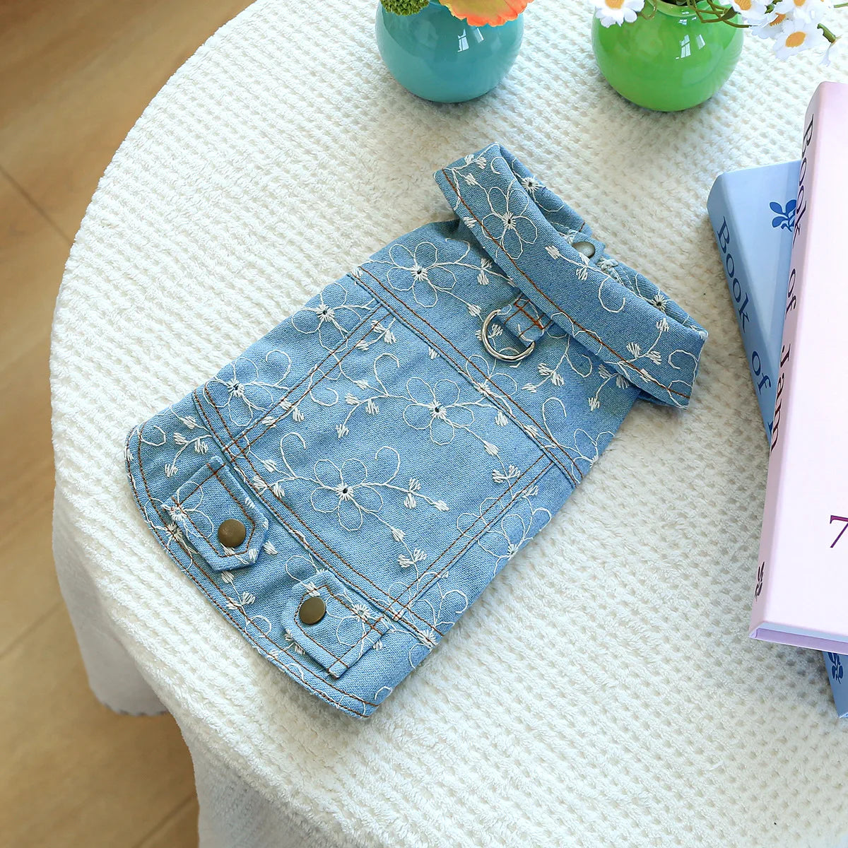 Denim sleeveless dog jacket in blue with I YAN branding, ideal for small to medium dogs and puppies, suitable for autumn and spring.