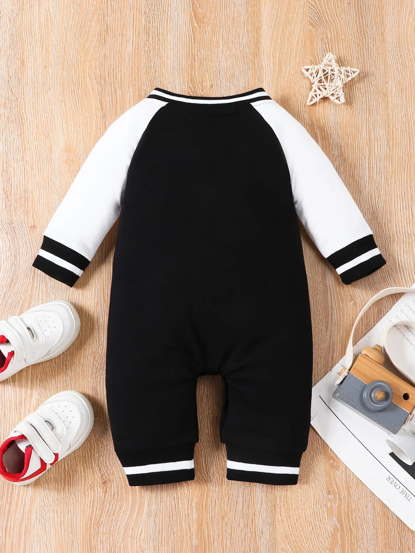 Fashionable letter printed black long sleeved round neck baby boy jumpsuit