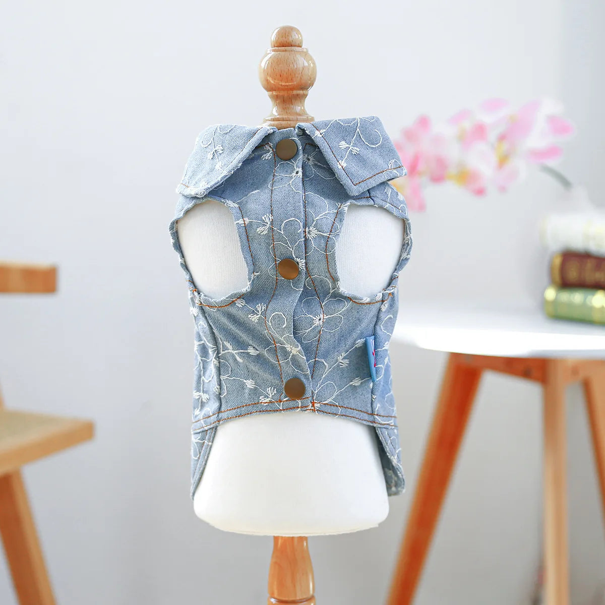 I YAN denim sleeveless dog jacket with jeans style coat, suitable for small to medium dogs, cats, and puppies in autumn and spring.
