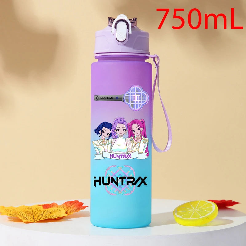 I YAN Demon Hunters 750ml plastic water bottle featuring KPop HUNTRX design, a durable drinkware gourd for fans and warriors.