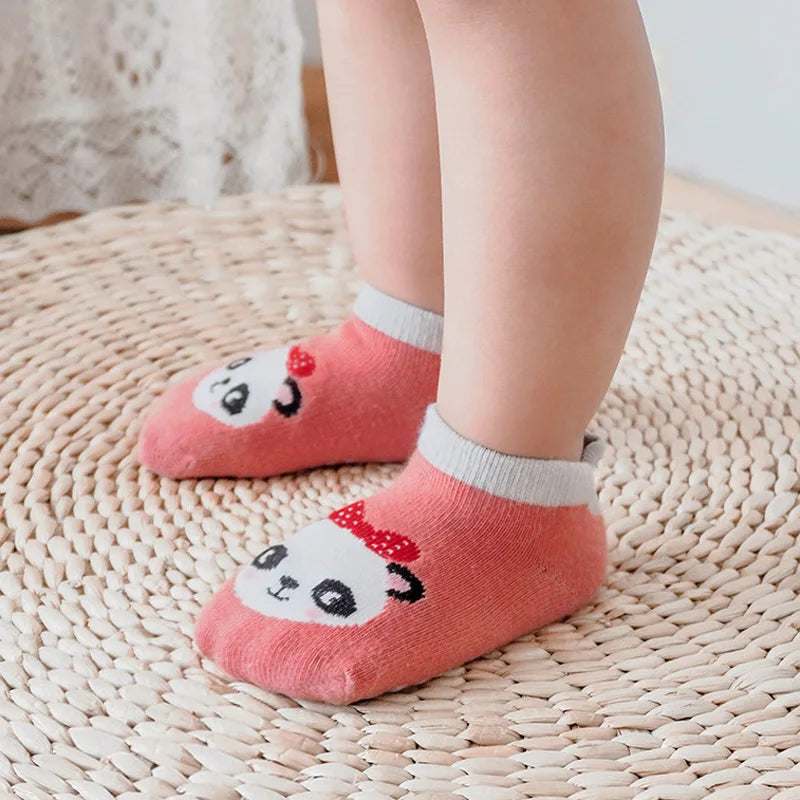 Six pairs of I YAN kids cotton socks featuring cute cartoon animal patterns, breathable, non-slip sole, and comfortable for babies.