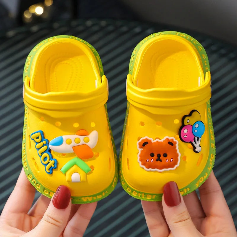 Children's flip flops for girls in summer indoor soft soled anti slip cartoon toe hole shoes for small and medium-sized babies
