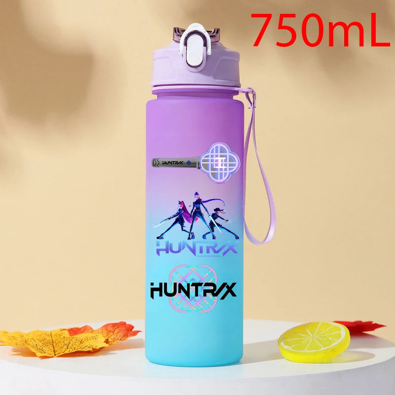 I YAN Demon Hunters 750ml plastic water bottle with warrior design, suitable for fans and daily hydration.
