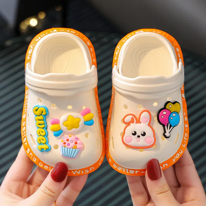 Children's flip flops for girls in summer indoor soft soled anti slip cartoon toe hole shoes for small and medium-sized babies