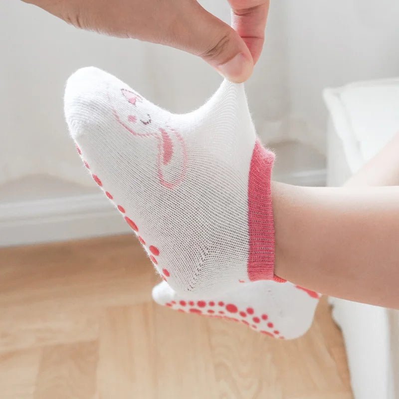 Six pairs of I YAN kids cotton socks featuring cute cartoon animal patterns, breathable, comfortable, and non-slip for babies.
