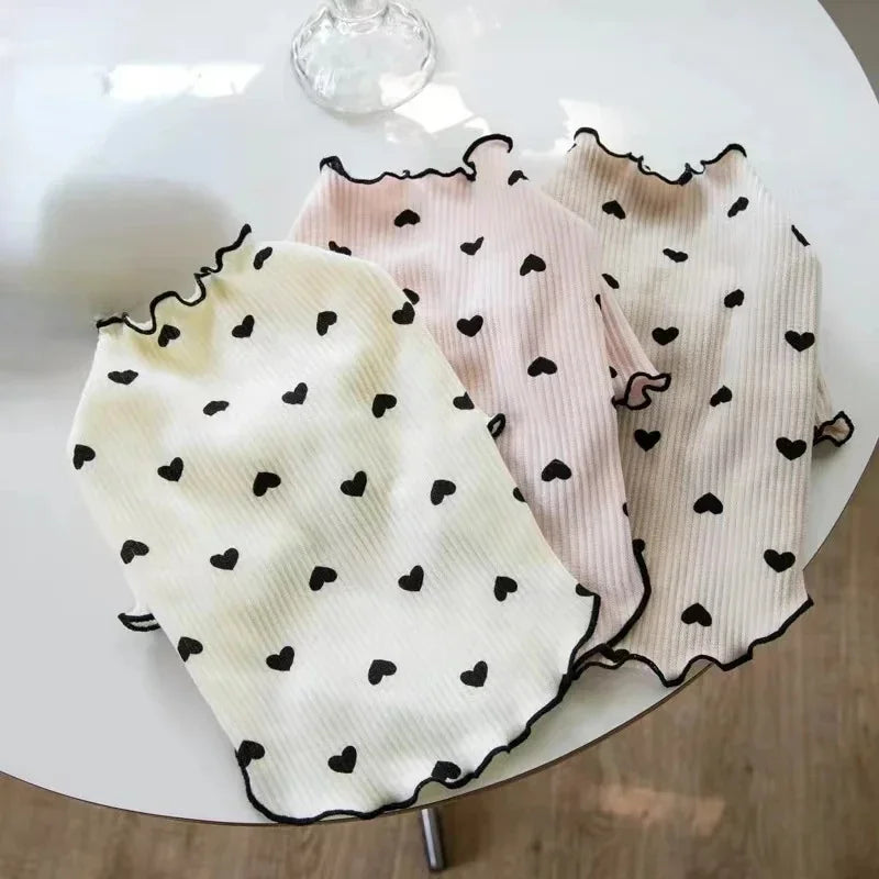 I YAN pet T-shirt featuring a stretch ribbed heart pattern, suitable for dogs and cats, shown on a cute furry pet.