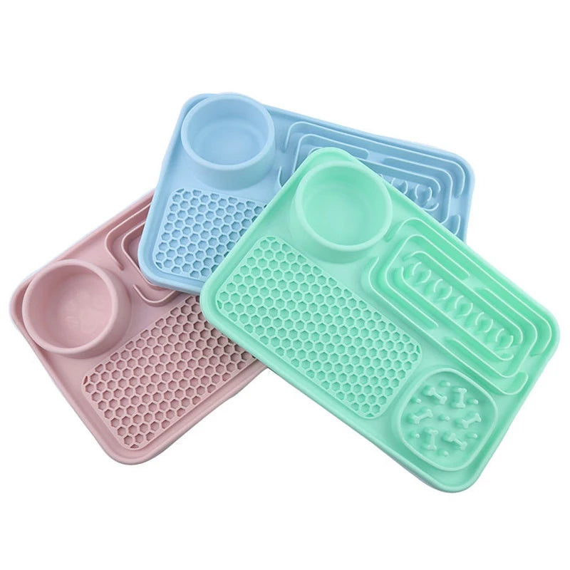 Silicone pet lick mat with suction cup from I YAN, designed for dogs and cats, used as a slow feeder and bath distraction.