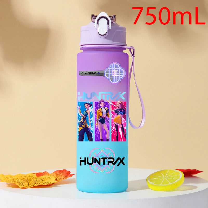 I YAN Demon Hunters 750ml plastic water bottle with warrior design, ideal for fans and outdoor activities.