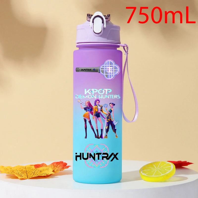 I YAN Demon Hunters 750ml plastic water bottle with KPop HUNTRX branding, featuring warrior gourd design and fan gift style.