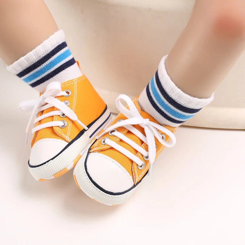 Baby boy and girl infants wearing I YAN anti-slip canvas sneakers with star design, perfect for first steps and toddler walking.
