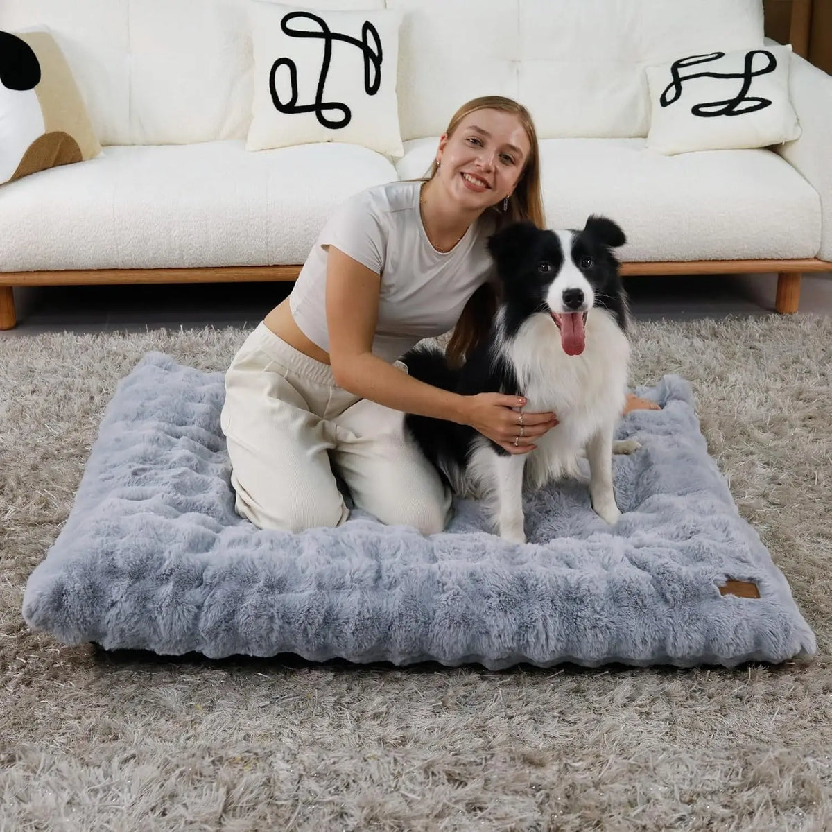 Large I YAN ultra plush dog bed with soft cushion, washable pet mattress for crates and puppies, comfortable and cozy.