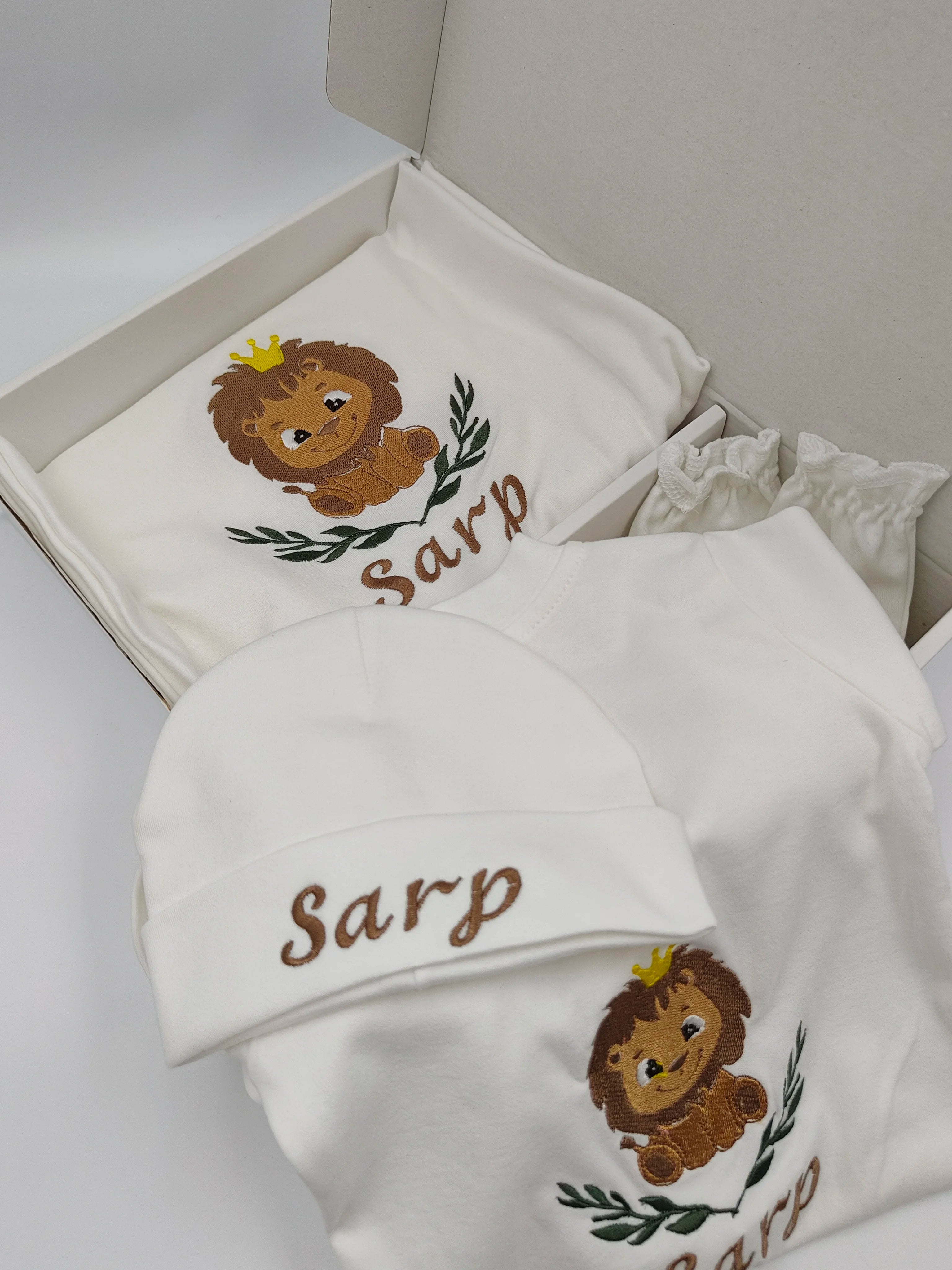 Personalized Angel Wings Newborn Gift Set – 5-Piece Embroidered Cotton Layette - I YAN
