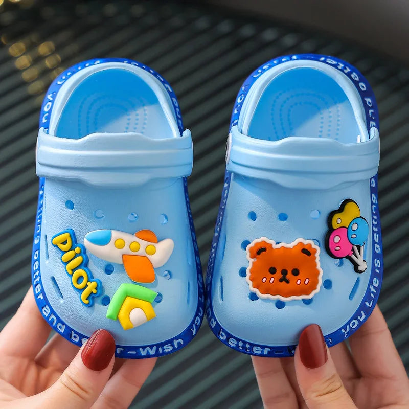 Children's flip flops for girls in summer indoor soft soled anti slip cartoon toe hole shoes for small and medium-sized babies