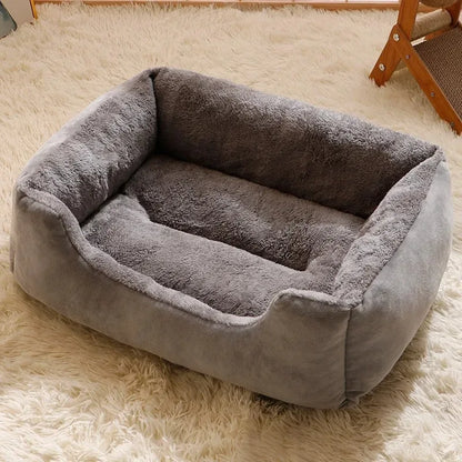 I YAN cat bed with cushions and cozy house design, suitable for kittens and small pets, in soft, warm materials.