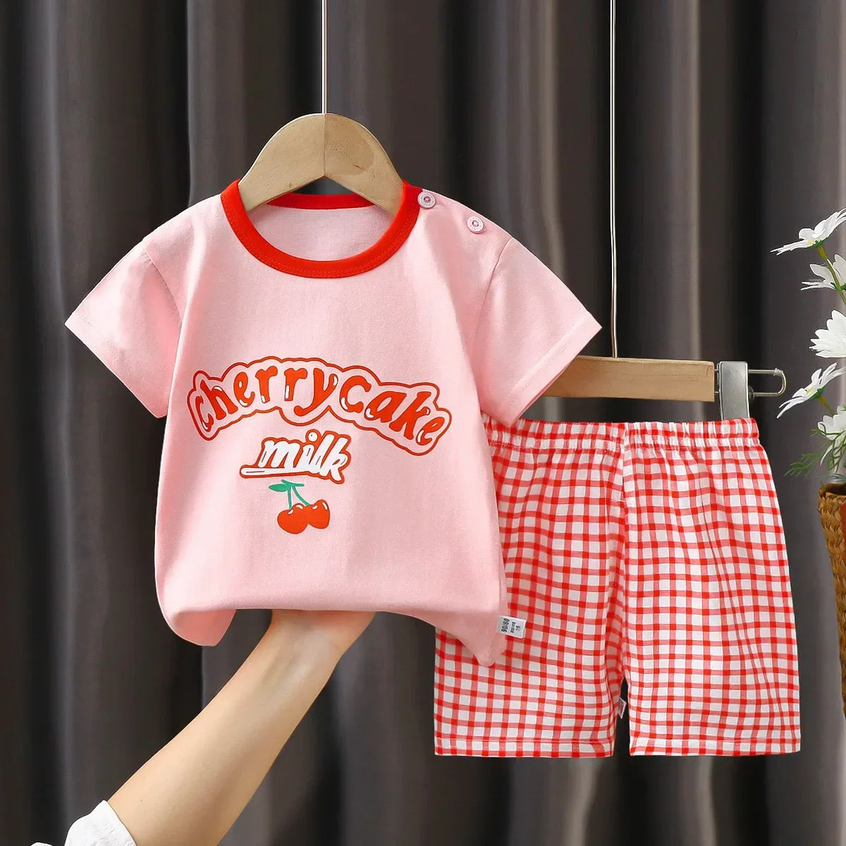 Two-piece children's summer clothing set with T-shirt and shorts for boys and girls, made from cotton by I YAN.