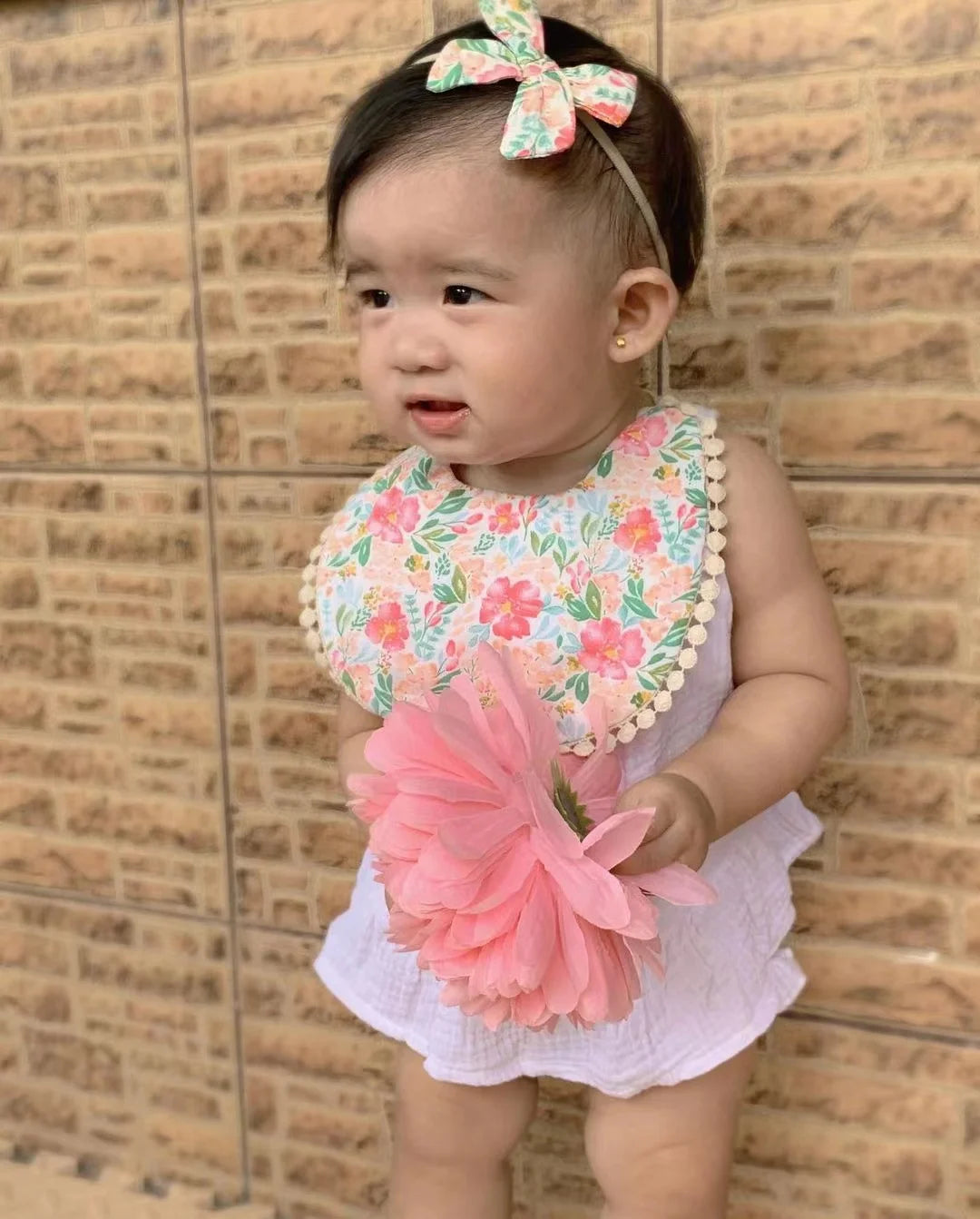 Set of 3 I YAN flower print cotton linen baby bibs, elastic headbands, and double-deck saliva towels for feeding and burping.