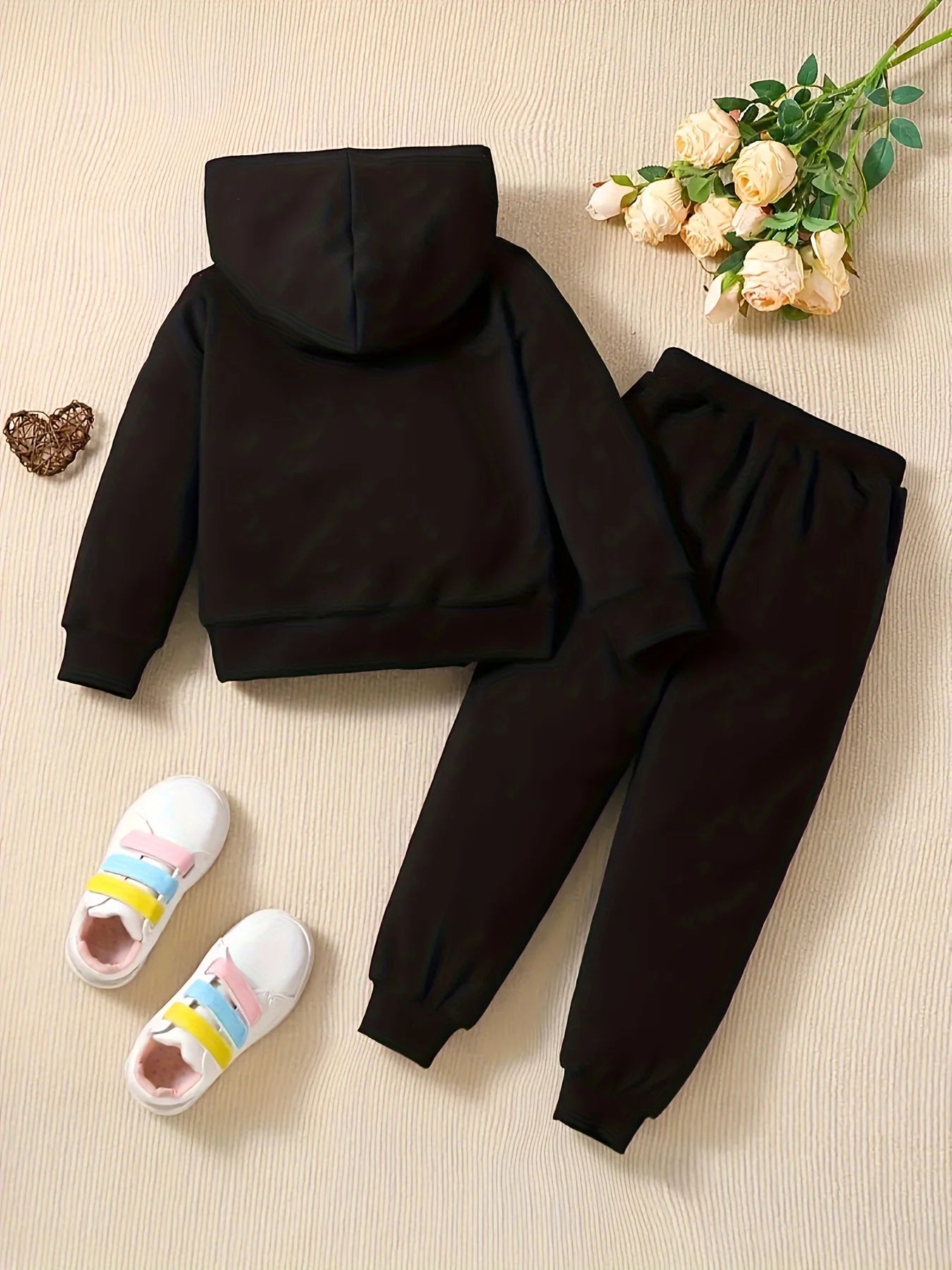 A two-piece set of heart-shaped printed fleece hoodie and long pants for newborns and baby girls in autumn and winter