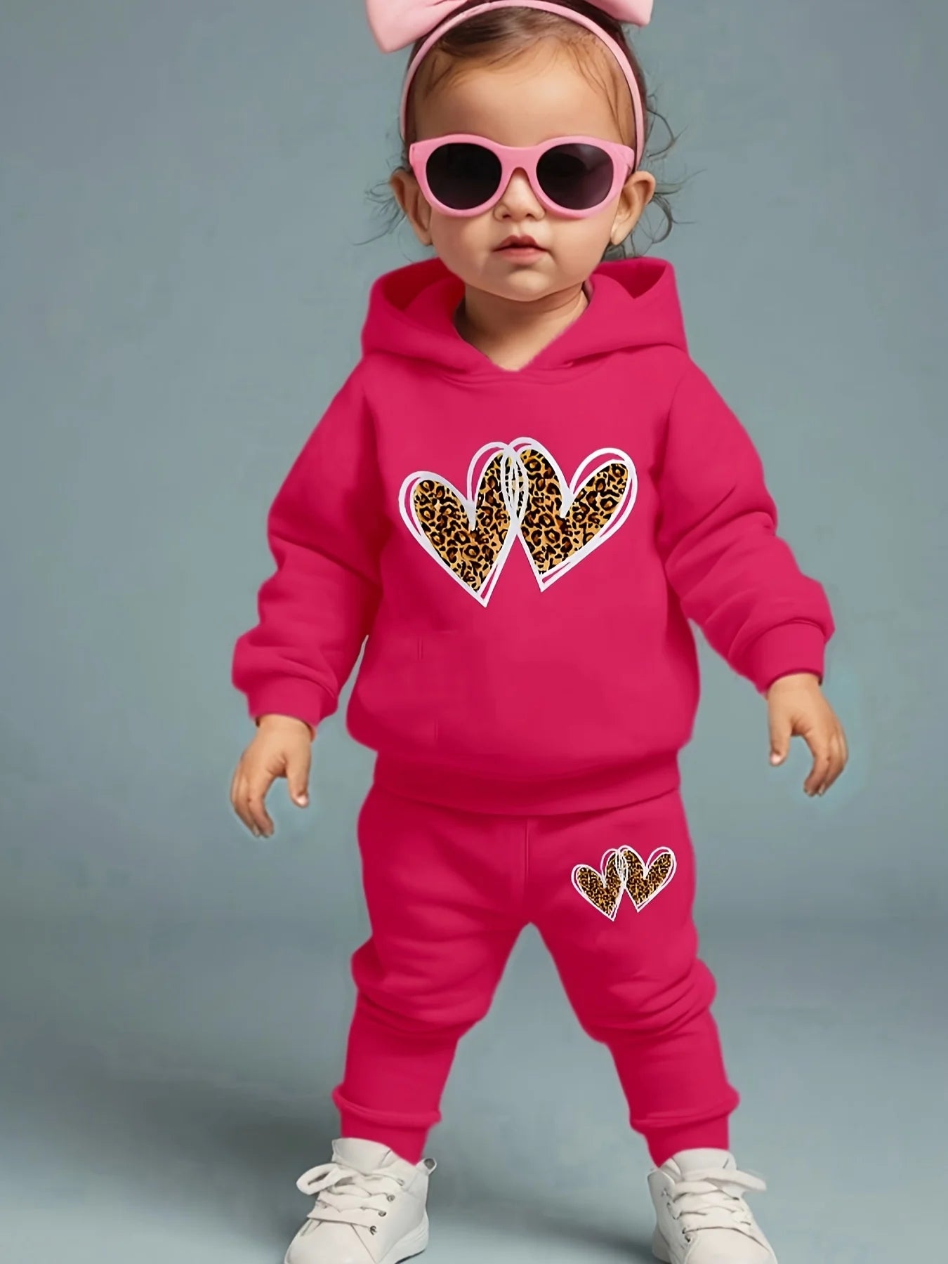 A two-piece set of heart-shaped printed fleece hoodie and long pants for newborns and baby girls in autumn and winter