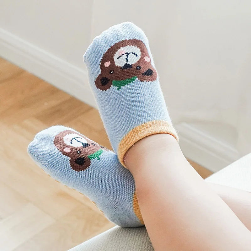 Six pairs of I YAN kids cotton socks with colorful cartoon animal patterns, non-slip soles, breathable and comfy for babies.