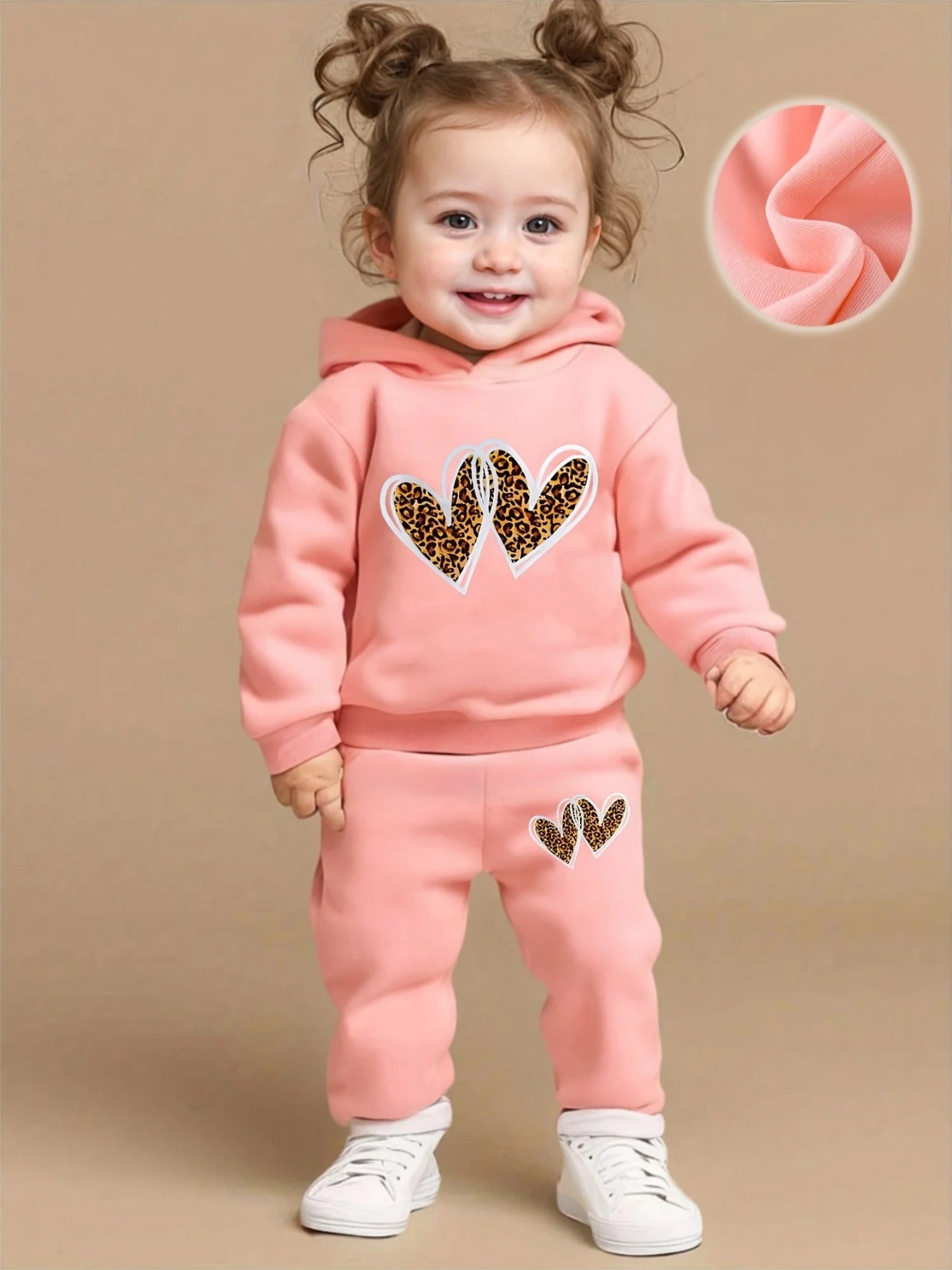 A two-piece set of heart-shaped printed fleece hoodie and long pants for newborns and baby girls in autumn and winter