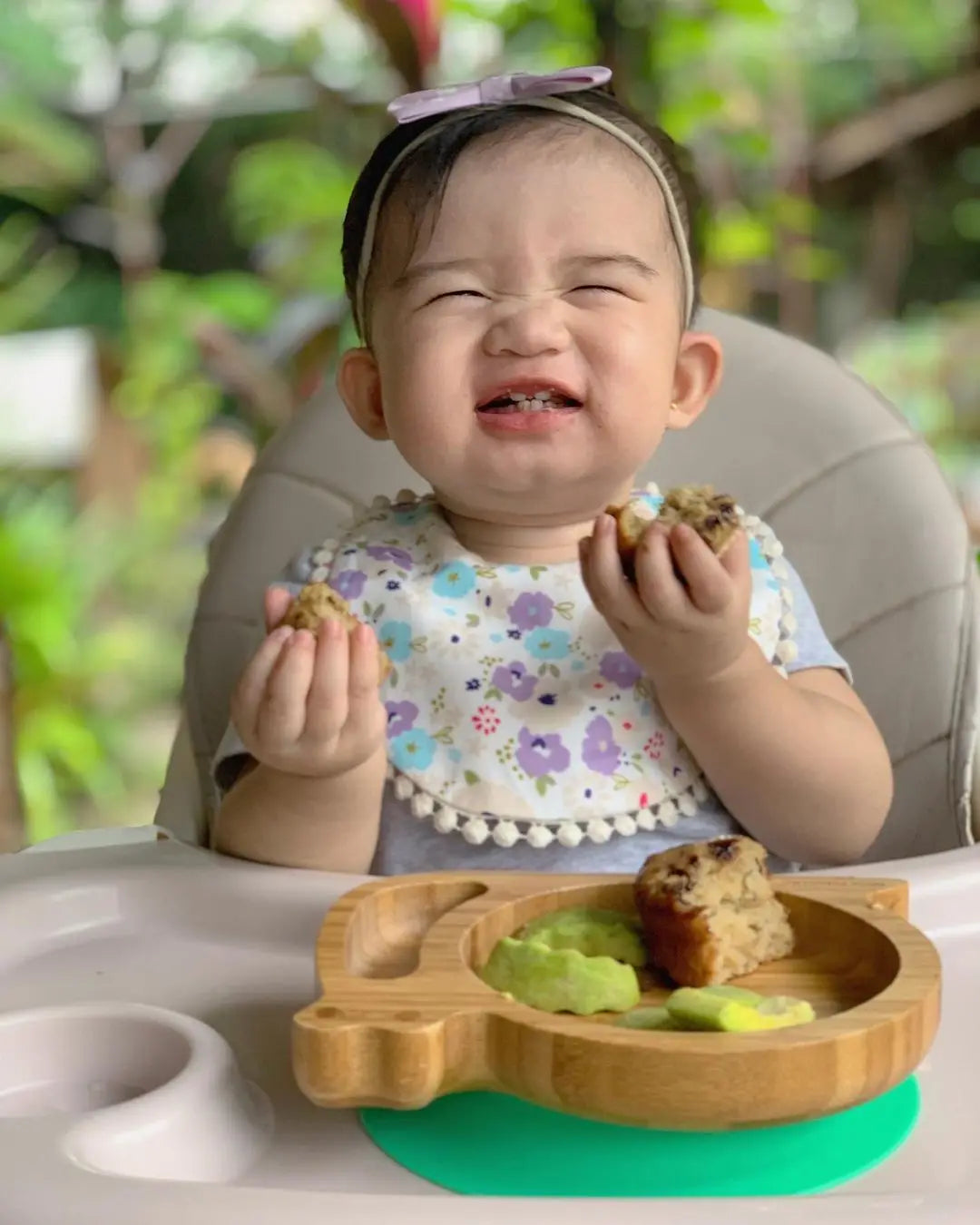 Set of flower print cotton linen baby bibs, elastic nylon headbands, and double-deck saliva towels from I YAN for feeding and burping.