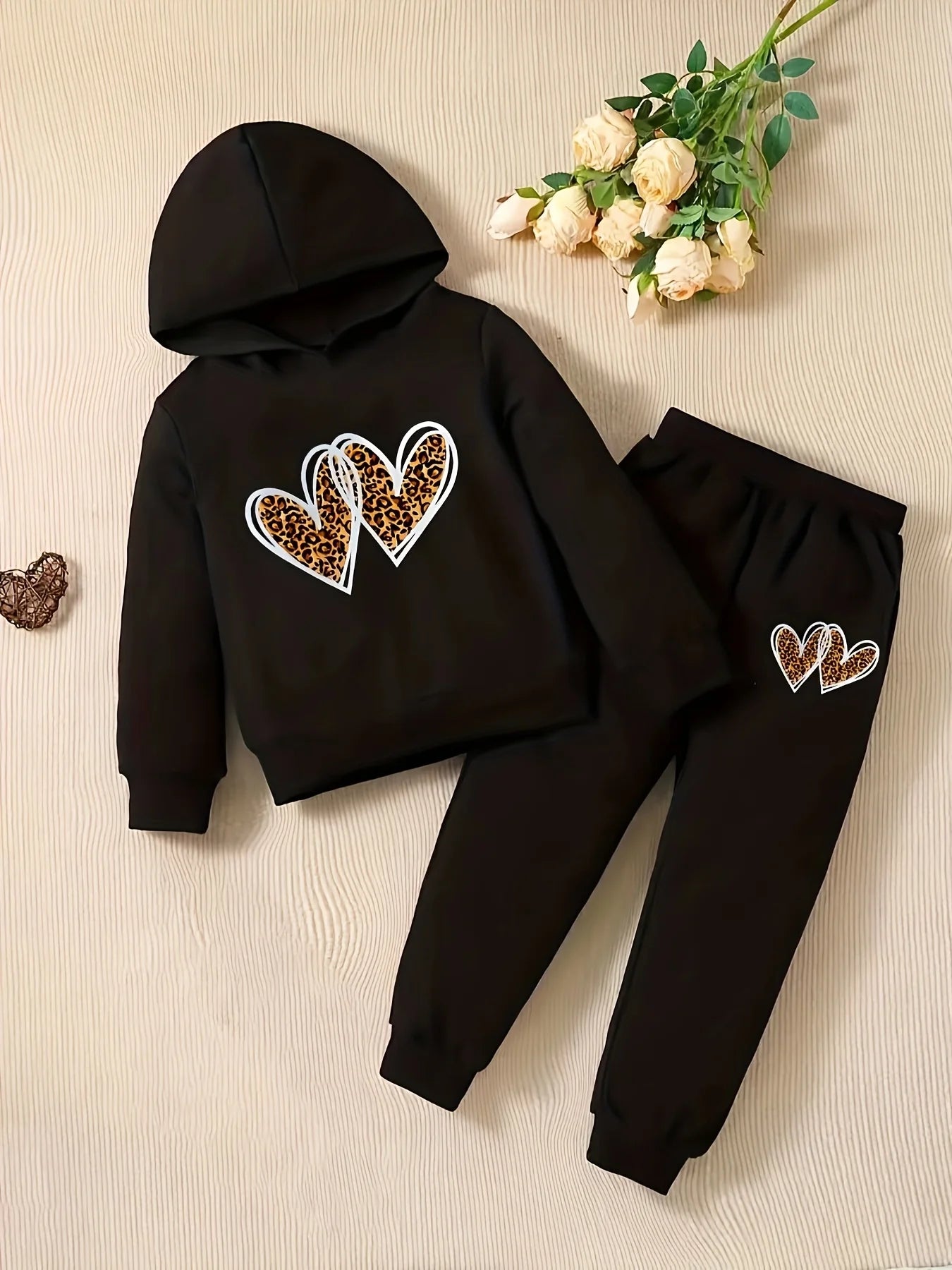 A two-piece set of heart-shaped printed fleece hoodie and long pants for newborns and baby girls in autumn and winter