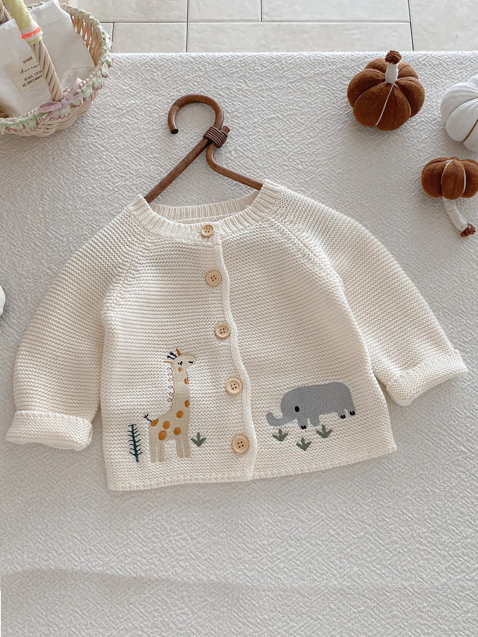 Long-sleeved knitted cardigan for baby girls in autumn and winter, animal cartoon casual sweater cardigan coat