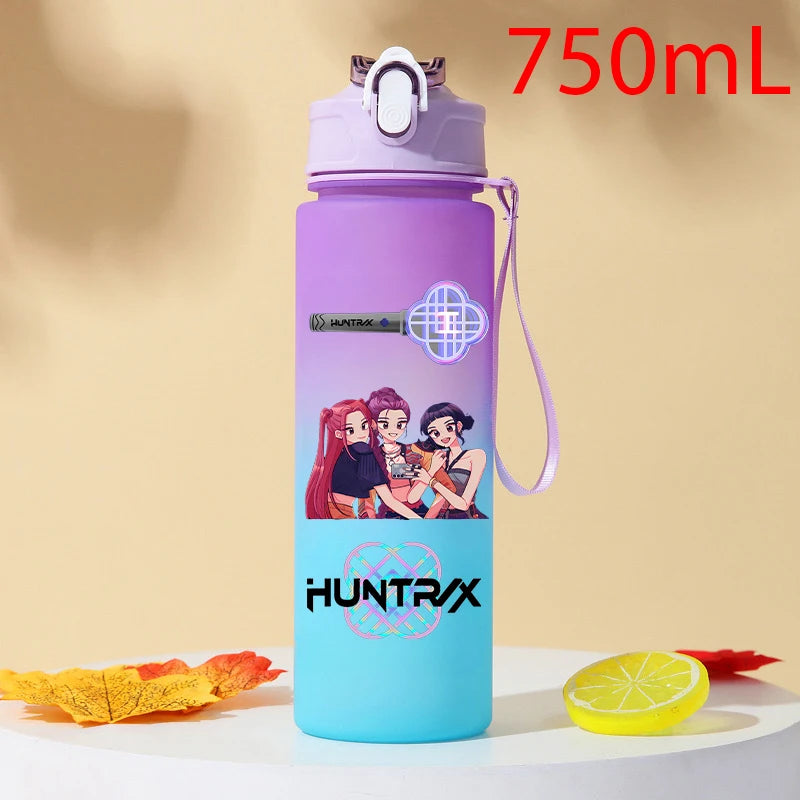 I YAN Demon Hunters 750ml plastic water bottle with KPop HUNTRX branding, featuring a warrior design and durable drinking cup.